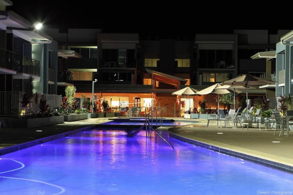فندق رمادا هيرفي باي خليج هيرفي المظهر الخارجي الصورة The pool at the hotel