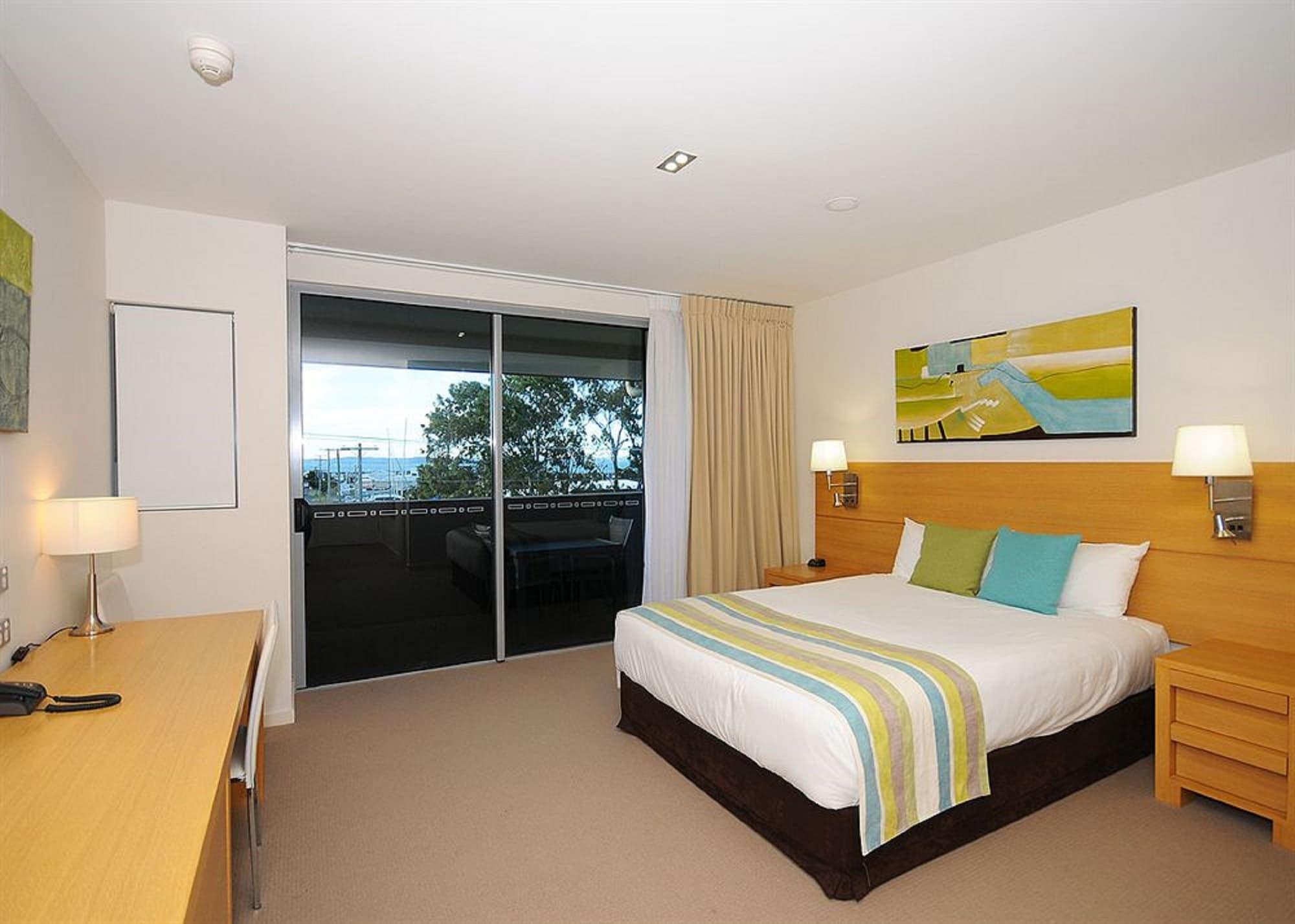 فندق رمادا هيرفي باي خليج هيرفي المظهر الخارجي الصورة A bedroom at the Mantra on Lake