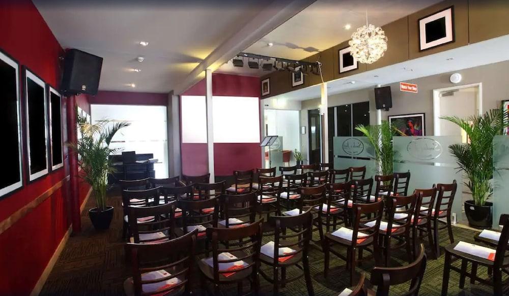فندق رمادا هيرفي باي خليج هيرفي المظهر الخارجي الصورة The interior of the restaurant