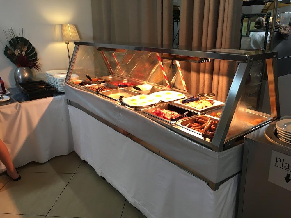 فندق رمادا هيرفي باي خليج هيرفي المظهر الخارجي الصورة A chafing dish buffet