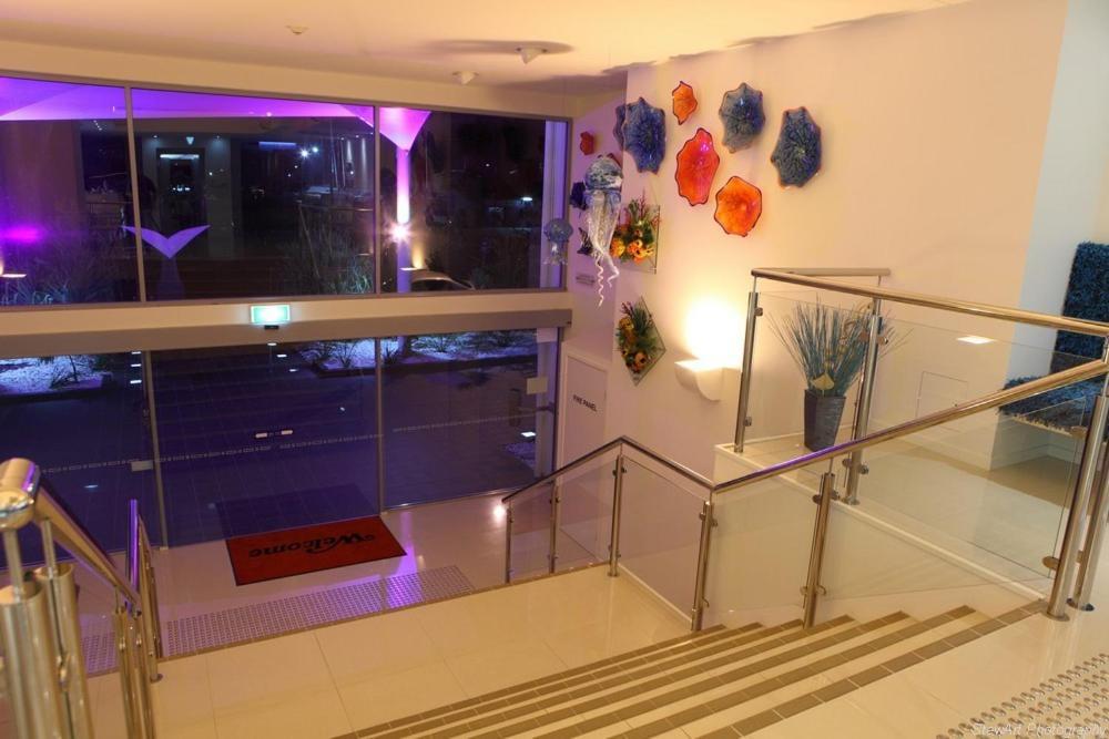 فندق رمادا هيرفي باي خليج هيرفي المظهر الداخلي الصورة The staircase at the hotel