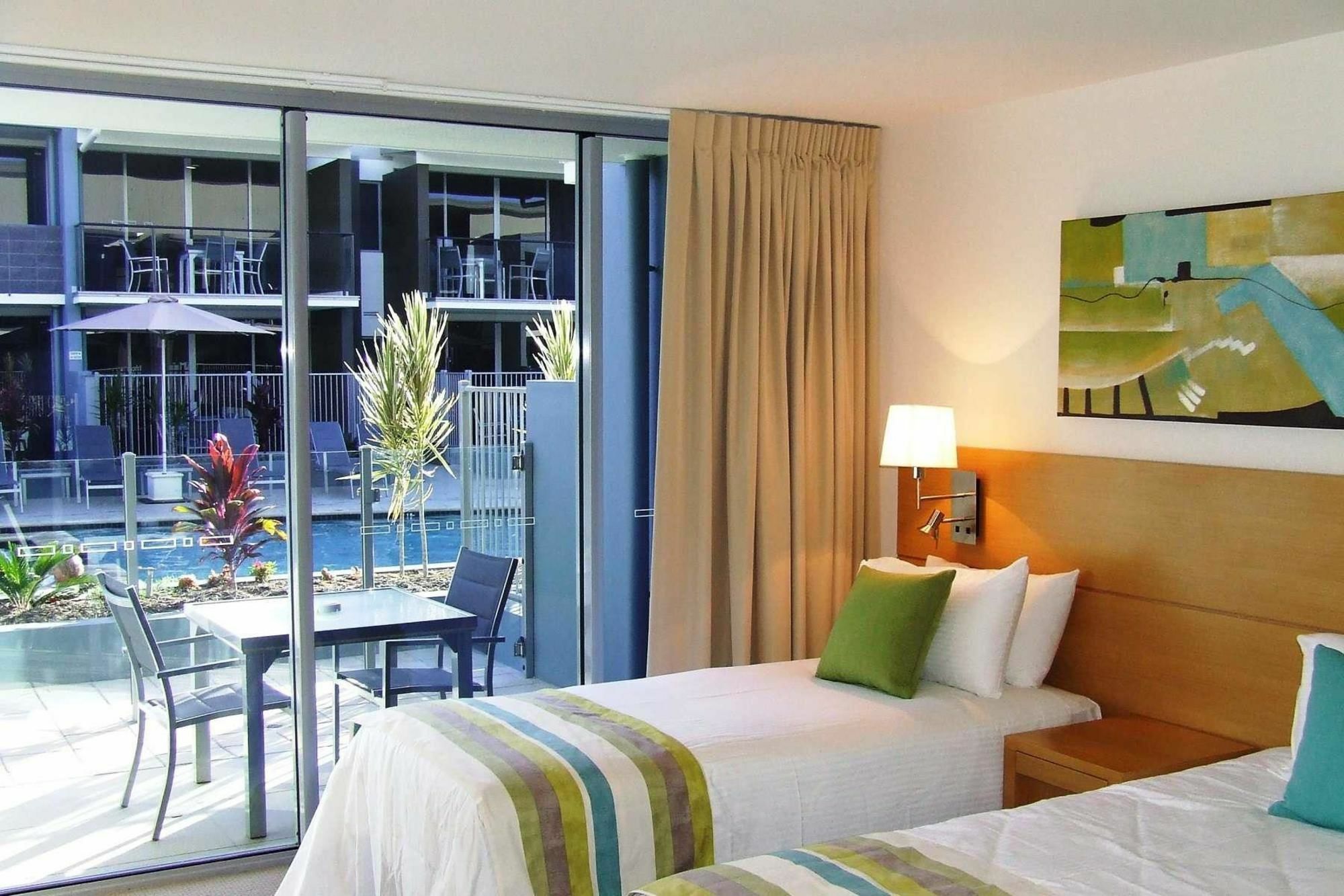 فندق رمادا هيرفي باي خليج هيرفي المظهر الخارجي الصورة A room at the Mantra Crown Towers