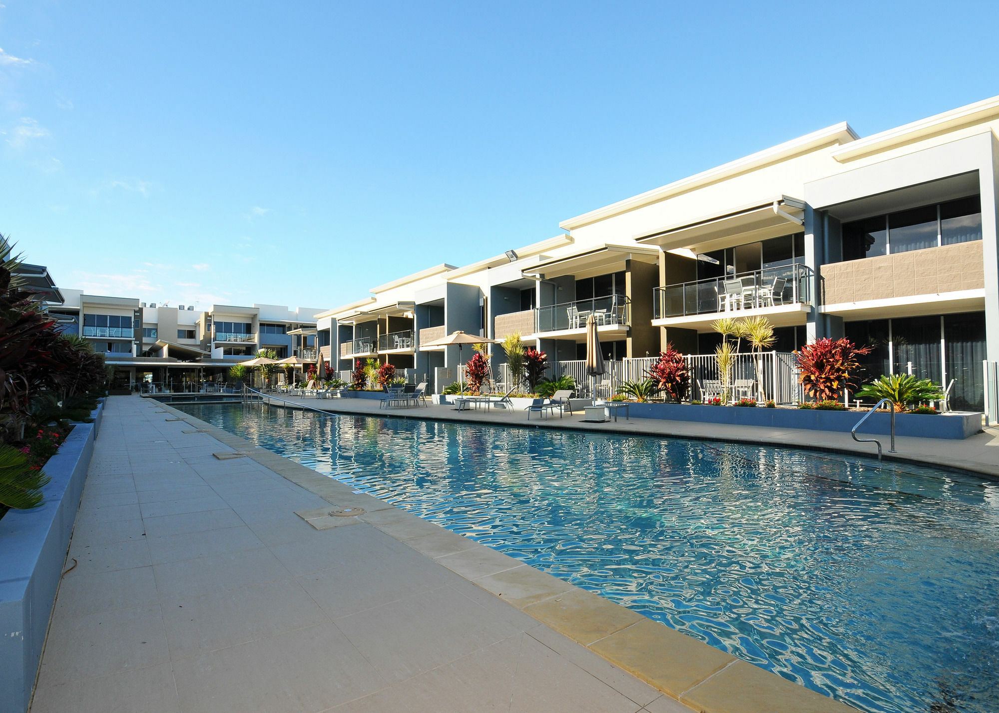 فندق رمادا هيرفي باي خليج هيرفي المظهر الخارجي الصورة The pool at the Mantra on Saltwater Island